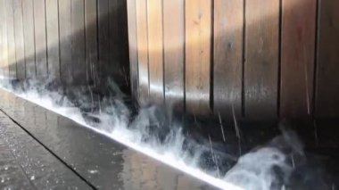 Şiddetli yağmur damlaları gece ıslak metale çarpar, sıçramalarla uçar ve yanan bir lambanın üzerine düşer. Su dumana benzer buhara dönüşür. Şehirde inanılmaz bir fenomen.