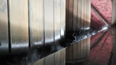 Şiddetli yağmur damlaları gece ıslak metale çarpar, sıçramalarla uçar ve yanan bir lambanın üzerine düşer. Su dumana benzer buhara dönüşür. Şehirde inanılmaz bir fenomen.