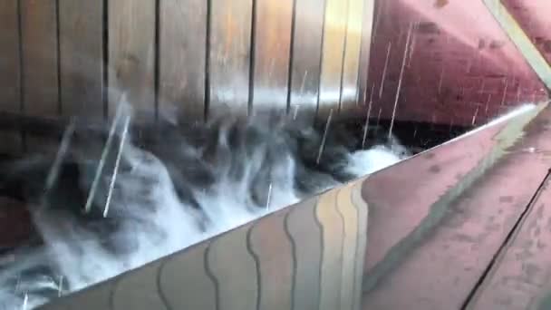 Gotas Chuva Forte Atingiu Metal Molhado Noite Voando Com Salpicos — Vídeo de Stock