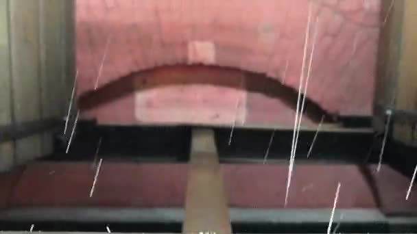 Gotas Chuva Forte Atingiu Metal Molhado Noite Voando Com Salpicos — Vídeo de Stock