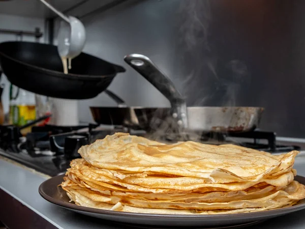 Buharın geldiği tabakta taze pişmiş gözleme. Maslenitsa bayramı için geleneksel ziyafet.