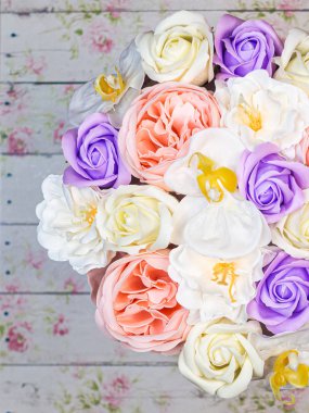 Rengarenk çiçeklerin tomurcuklarının en üst görüntüsü. Gül ve şakayık yaprakları. Violet, beyaz ve şeftali çiçekleri. Parlak şenlikli arka plan dk bayramı.