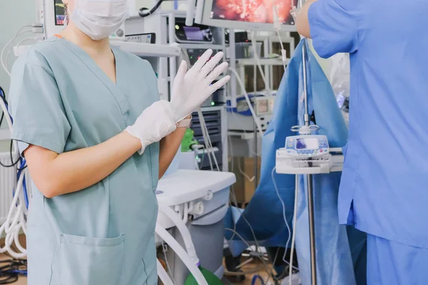 Cirujano Poniendo Las Manos Antes Cirugía Guantes Estériles Látex Blanco — Foto de Stock