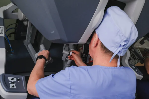 Manos Cirujano Operando Robot Quirúrgico Proceso Realización Cirugía Utilizando Sistema — Foto de Stock