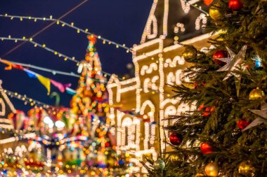 Moskova 'da yeni yıl tatili boyunca renkli toplarla süslenmiş Noel ağacı.. 