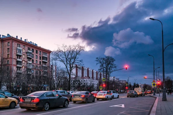 Moscou, Russie. 28 février 2020 Les voitures se tiennent à l'intersection d'une rue de la ville en prévision . — Photo