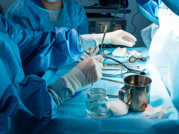 Grupo Cirurgiões Realizando Cirurgia Minimamente Invasiva Ânus Paciente Usando Instrumentos — Fotografia de Stock