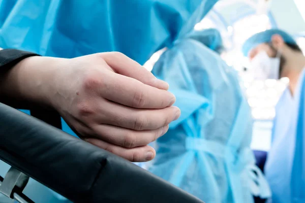 Mão de um paciente deitado na mesa de cirurgia . — Fotografia de Stock