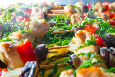 Tavuk, patlıcan, domates, tatlı biber ve mantar dilimleri ahşap şişler üzerine dizilir ve kızarana kadar kızartılır. Taze doğranmış kişniş, maydanoz ve taze soğanla nefis bir lezzet..