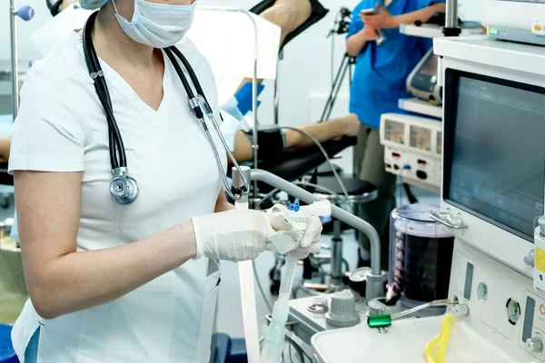 Médico Terapia Intensiva Prepara Equipamentos Para Ventilação Artificial Dos Pulmões — Fotografia de Stock