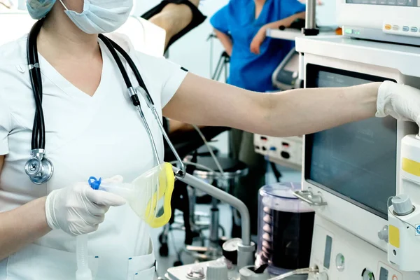 Médico Cuidados Intensivos Prepara Equipos Para Ventilación Artificial Los Pulmones —  Fotos de Stock