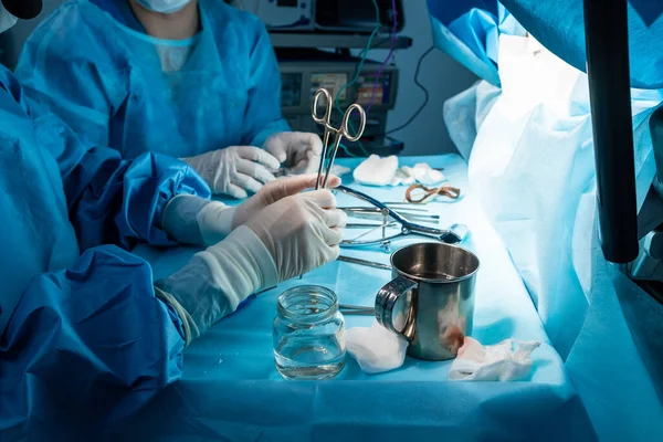 Grupo Cirurgiões Realizando Cirurgia Minimamente Invasiva Ânus Paciente Usando Instrumentos — Fotografia de Stock