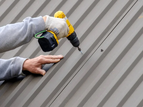 Männerhände Arbeitshandschuhen Mit Einem Gelben Schraubenzieher Schrauben Das Dachblech Auf — Stockfoto