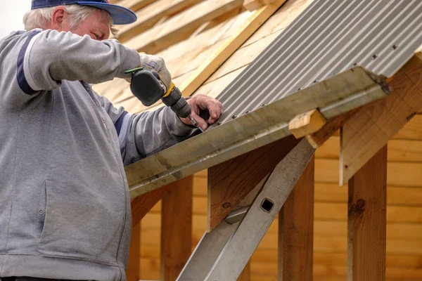 Homme Construction Chevelu Utilisant Tournevis Fixe Une Feuille Toiture Des — Photo