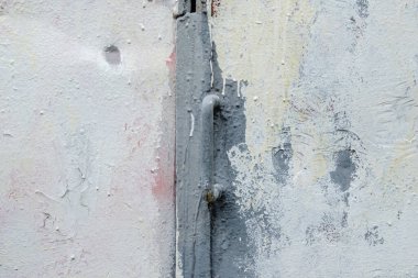 Gri boyayla boyanmış eski bir demir kapı parçası. Metal bir yüzeyde kurumuş yağlı boya damlaları. Grunge deseni.