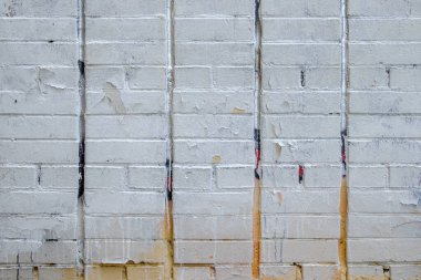 Kurumuş hafif boyalı eski bir tuğla duvarın parçası. Soyut kentsel model. Boşluğu kopyala.