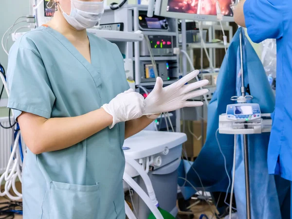 Cirujano Poniendo Las Manos Antes Cirugía Guantes Estériles Látex Blanco — Foto de Stock