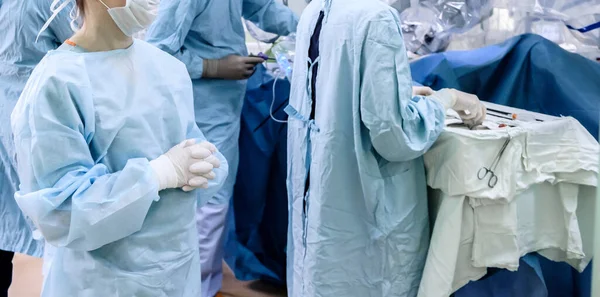 Tıbbi Maskeli Bir Cerrah Ameliyat Odasında Beyaz Lateks Steril Eldivenli — Stok fotoğraf