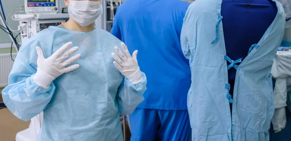 Χειρούργος Ιατρική Μάσκα Και Λευκά Πλαστικά Αποστειρωμένα Γάντια Στο Χειρουργείο — Φωτογραφία Αρχείου