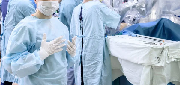 Cirujano Con Máscara Médica Guantes Estériles Látex Blanco Quirófano Los — Foto de Stock