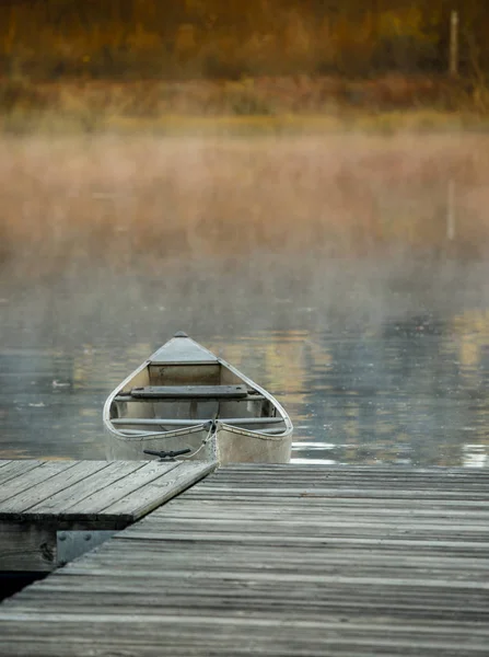 Canoa en el muelle en la mañana brumosa —  Fotos de Stock