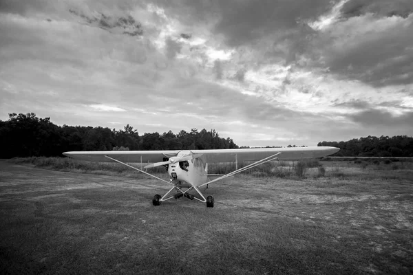 芝の滑走路にヴィンテージ飛行機 — ストック写真