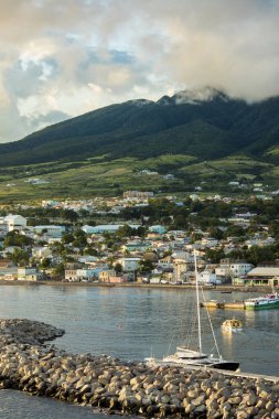 Basseterre, St Kitts arka planda Mt Liamuiga volcano ile 
