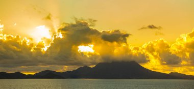 St Kitts ve Nevis okyanustan görünümü şafak.