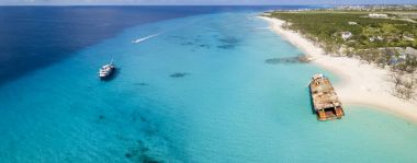 Grand Turk Hava Panoraması ile temiz su, tekneler ve shipw