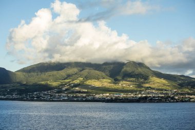 Basseterre, St Kitts ve Mount Liamuiga bulutlarda şafakta bol dökümlü
