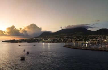 Basseterre, St Kitts şehir ışıkları ile güneş battıktan sonra Panoraması.