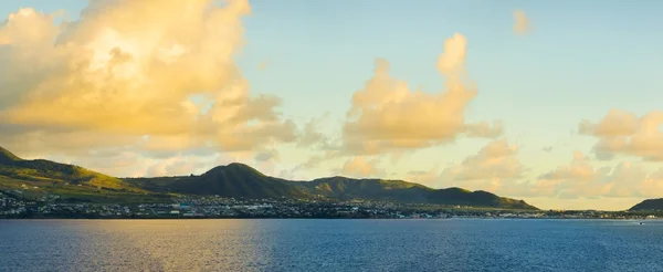 Vue panoramique de Saint-Kitts depuis la mer pendant l'heure d'or à da — Photo