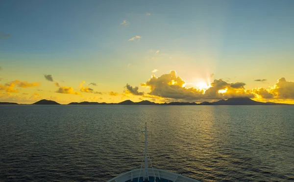 St Kitts ve Nevis görünümünü şafakta bir gemi pruvadan. — Stok fotoğraf