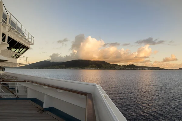 Vista de San Cristóbal desde la cubierta del crucero — Foto de Stock