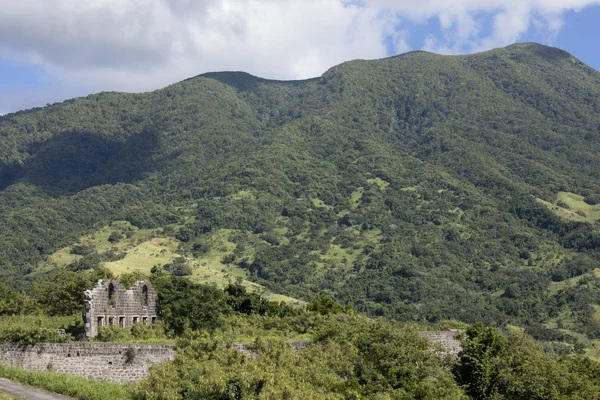 Ruínas do antigo forte na ilha de São Cristóvão no Caribe — Fotografia de Stock