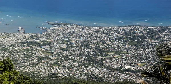 Luchtfoto van Puerto Plata vanaf de top van de Pico Isabel de Torre — Stockfoto