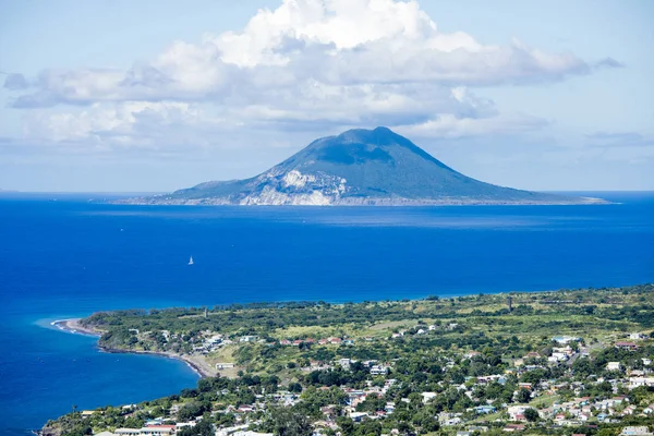 Luchtfoto van de kust van St Kitts met St. Eustatius in de ba — Stockfoto