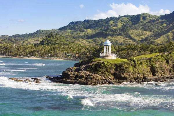 Hermoso paisaje costero con montañas y mirador en Dominica —  Fotos de Stock