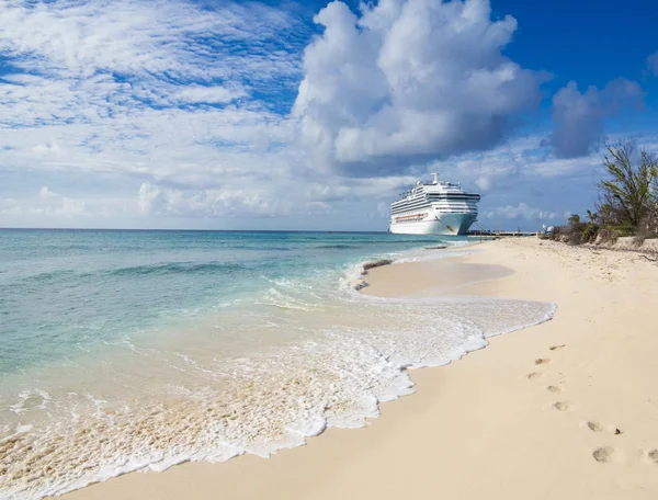 Un bateau de croisière accoste à Grand Turk avec des vagues et du sable dans le pour — Photo