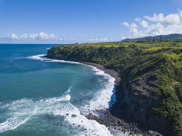 Vista aérea de rochas negras e falésias marinhas ao longo da costa norte — Fotografia de Stock