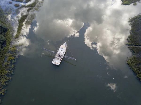 Vista aérea del barco camaronero en Carolina del Sur con reflejo perfecto — Foto de Stock