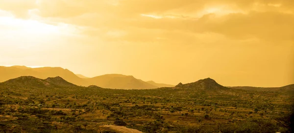 Désert et montagnes dans le désert près de l'Ethiopie, Somalie, D — Photo