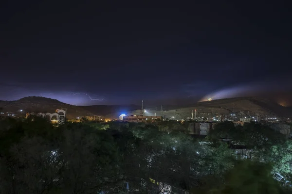 Dire Dawa, Etiópia à noite com um raio no horizonte . — Fotografia de Stock