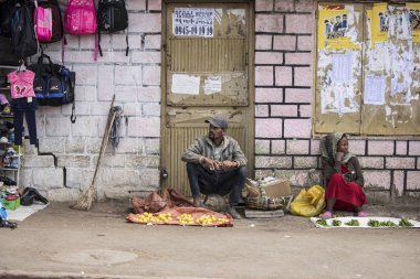 Addis Ababa, Etiyopya-Ekim 25, 2017: Tanımlanamayan sokak satıcıları Satıyoruz meyve ve biber'ın başkenti Addis Ababa, Etiyopya.