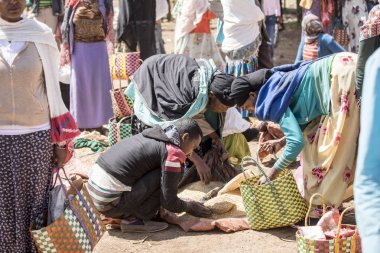 Oromia, Etiyopya-Kasım 1, 2017: Kimliği belirsiz kişi satın almak ve tahıl Etiyopya'da açık bir pazarda satmak.