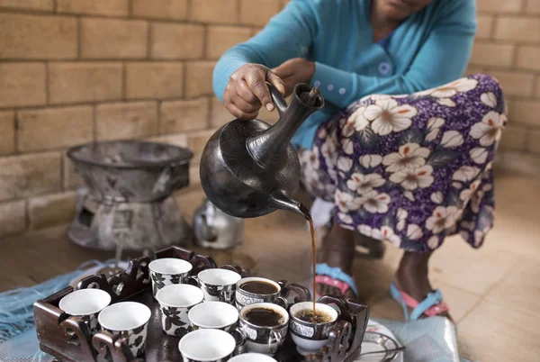 Nahaufnahme Äthiopischer Frauenhände Beim Einschenken Von Kaffee Äthiopische Kaffeezeremonie — Stockfoto