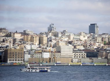Istanbul, Türkiye-Nisan 1, 2017: Bir feribot tekne, İstanbul 'un Avrupa Yakası gider.