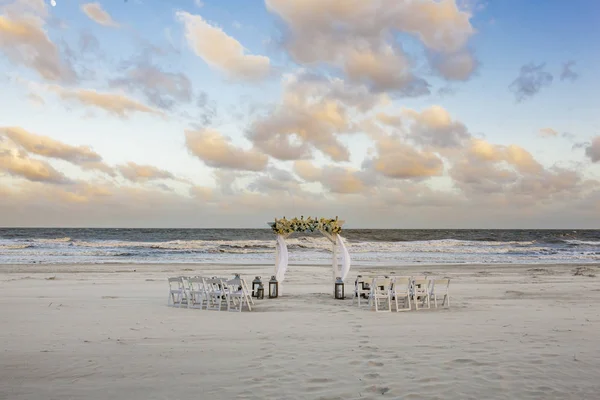 夕暮れ時のビーチの結婚式の会場 — ストック写真