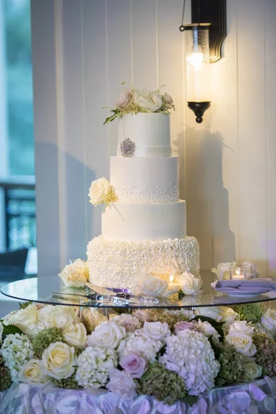 豪华四层婚礼蛋糕与玫瑰 — 图库照片