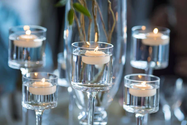 在餐具中漂浮的蜡烛 用于婚礼餐桌装饰 — 图库照片